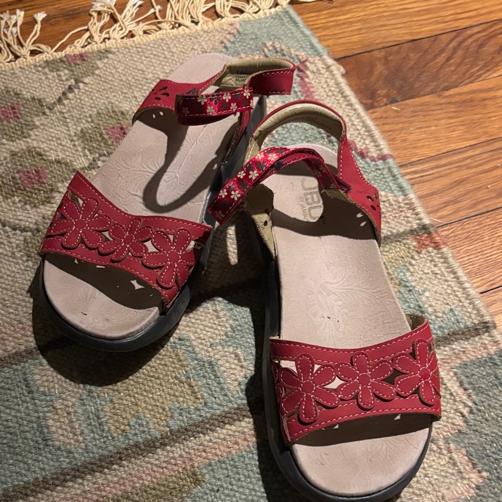 Jambu Red Floral Cutout Sandals almost like new 6.5
